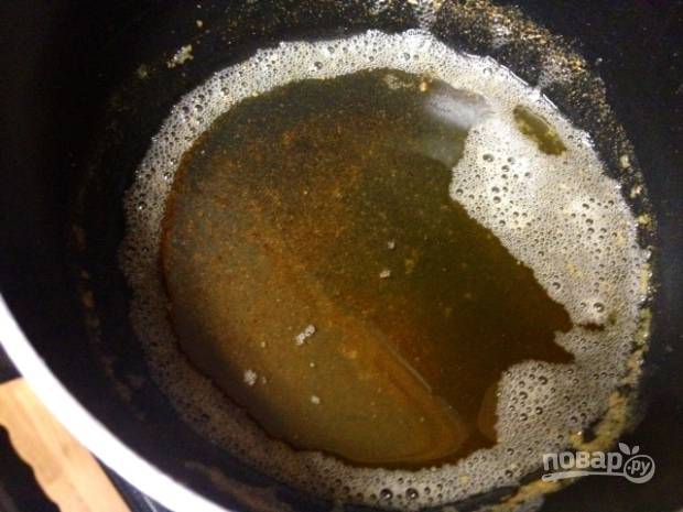 2. Сливочное масло (50 грамм) растопите и подержите на огне минут 5, чтобы оно стало коричневым. 