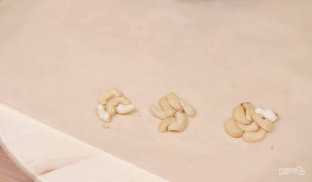 1. Для начала на пергаментную бумагу выложите небольшими кружочками орехи (плотно друг к другу). Это будет основа будущих конфет.