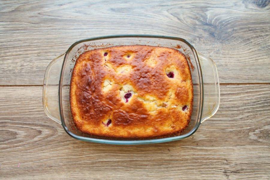 Поставьте форму в горячую духовку и выпекайте пирог в течение 45 минут при температуре 180 градусов до готовности. Достаньте форму с пирогом из духовки, дайте постоять 10 минут и достаньте пирог. Остудите его на решетке полностью.