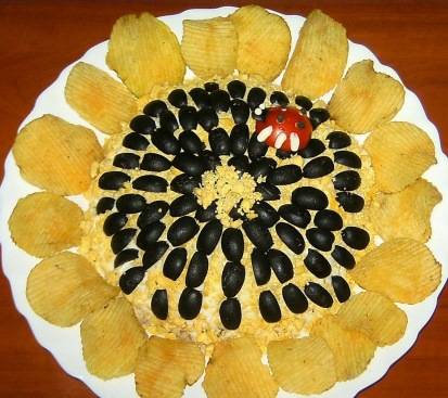 Салат «Подсолнух» с курицей, чипсами и грибами — рецепт с фото пошагово