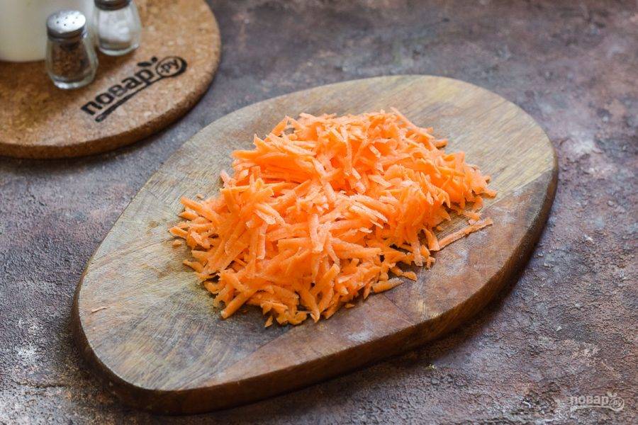 Морковь очистите и вымойте, после натрите морковь на средней терке.