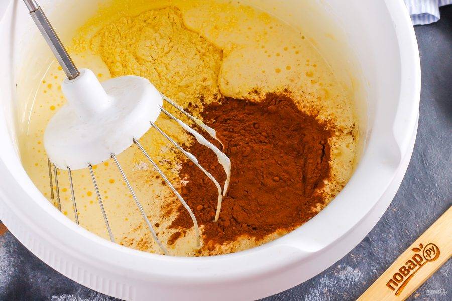 Добавьте какао-порошок и тщательно вымешайте тесто, но не взбивайте, чтобы не выпустить пузырьки воздуха. Разогрейте духовку до 180 градусов.