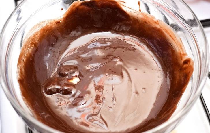 1. Первым делом включите духовку, оставьте её разогреваться до 180 градусов. Соедините шоколад со сливочным маслом, растопите его. Тщательно перемешивайте в процессе, чтобы получилась однородная масса. Кстати, в качестве основы в рецепте приготовления пирожного "Брауни" можно также использовать "Нутеллу", например. 