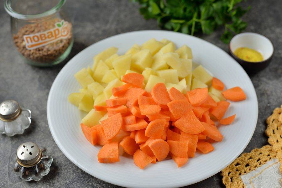 А пока нарежьте картофель и морковь небольшими кусочками. 