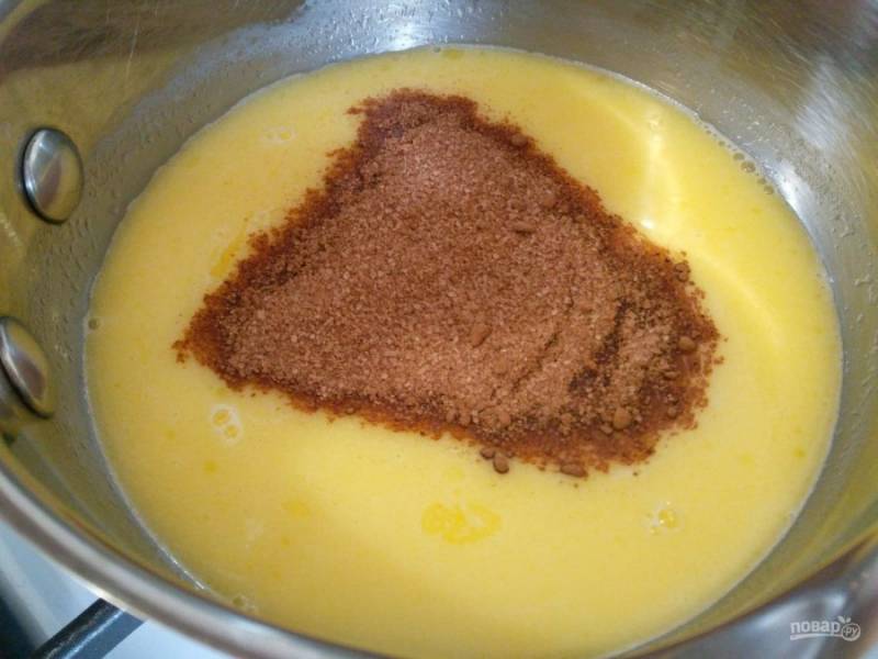 В отдельной ёмкости соедините сахарный песок и какао-порошок, а затем всыпьте в горячую молочно-масляную смесь и тщательно перемешайте.
