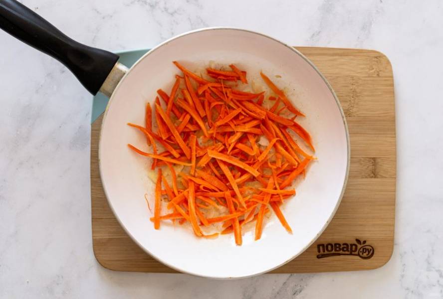 Добавьте морковь нарезанную брусочками, жарьте до золотистого цвета.