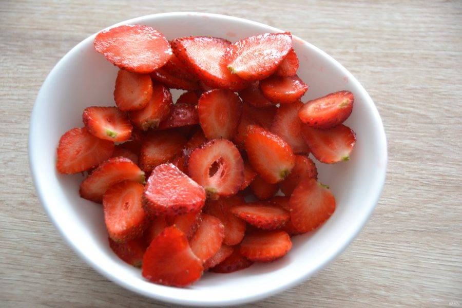 Порежьте ягоды клубники на кусочки. 