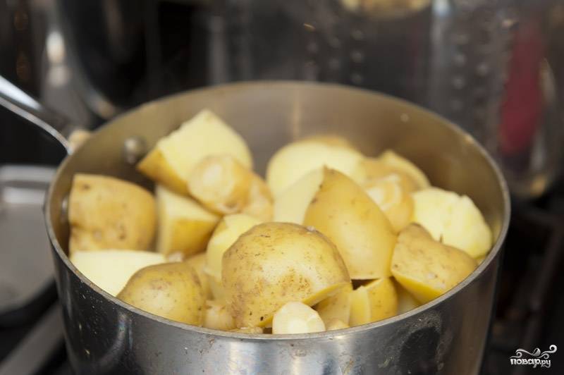 Поставьте кастрюлю с картошкой и пастернаком обратно на медленный огонь, чтобы оставшаяся вода выкипела. Разогрейте молоко в микроволновке. 