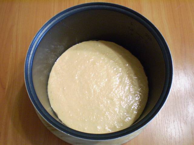 8. Смазываем форму для выпекания маслом. Выливаем тесто. Выпекаем в режиме "Выпечка" 50 минут или в духовке при 180 градусах выпекаем 45 минут.