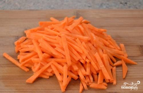 Очищенную и помытую морковку нарежем соломкой. 