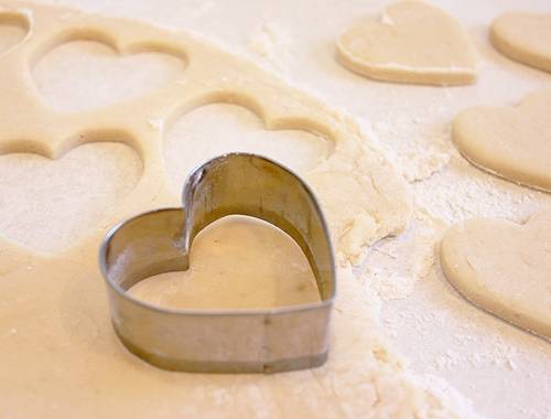 5. Раскатать тесто на рабочей поверхности. Конечно, классический рецепт печенья на 14 февраля предполагает выемки в форме сердца. 