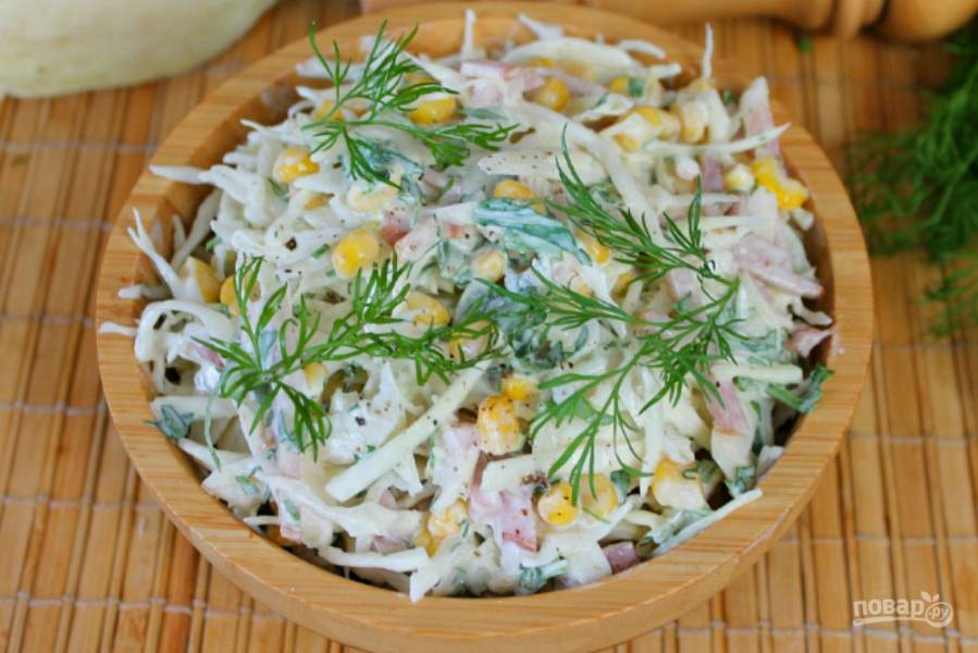 Салат с кукурузой, капустой и колбасой