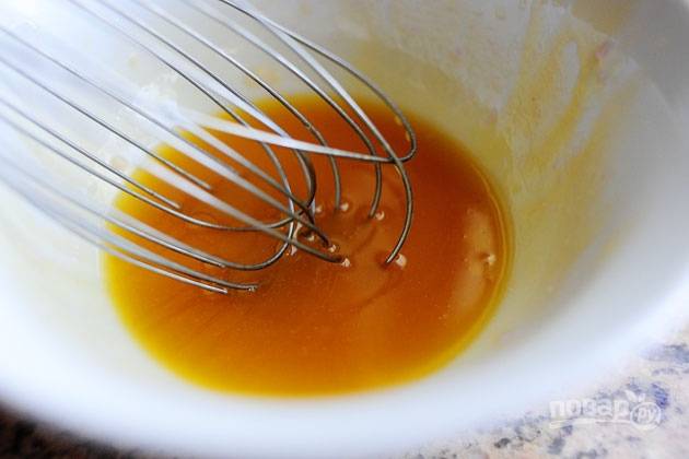 12.	В отдельной миске смешиваю оливковое масло с винным уксусом, кладу сахар и измельченный чеснок, хорошенько перемешиваю.