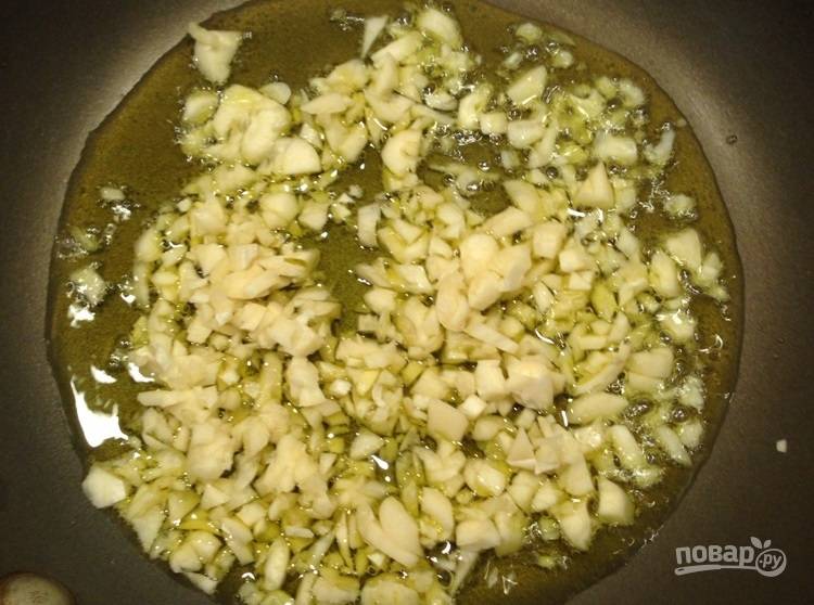 2.	Очистите и нарежьте мелко чеснок. В сковороде разогрейте растительное масло и выложите чеснок, сразу же посолите и поперчите, обжаривайте 1-2 минуты, чтобы получилось ароматное масло.