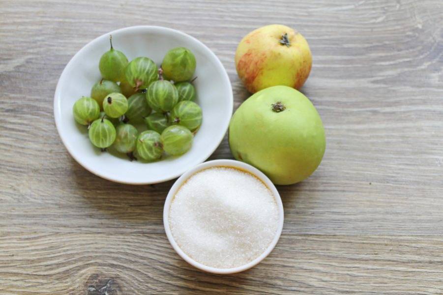 Подготовьте все необходимые ингредиенты для приготовления компота из крыжовника и яблок. Ягоды и фрукты хорошенько промойте.