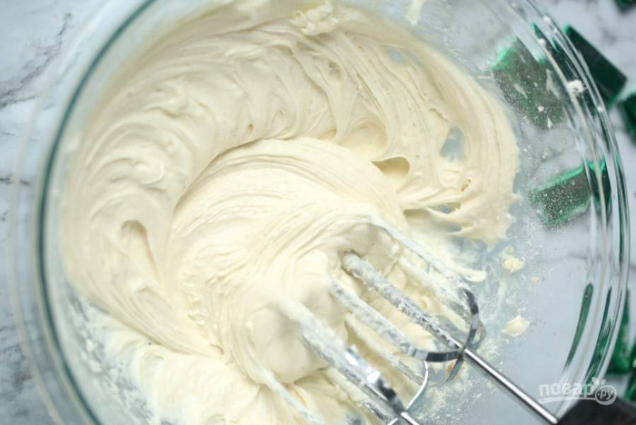 1. Взбейте миксером в течение нескольких минут сливочный сыр с сахаром и сливками.