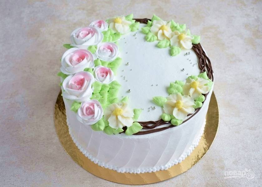 Готовый торт можно просто обсыпать по бокам бисквитной крошкой. Или украсить по своему вкусу и предстоящему торжеству.