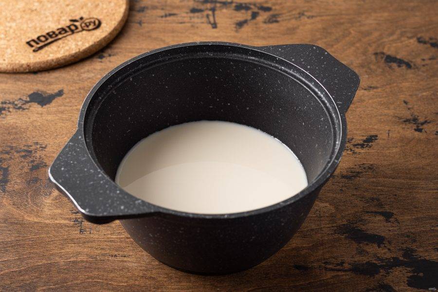 В кастрюлю или сотейник влейте молоко.