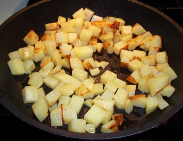 Обжариваем кубики картофеля и отправляем в кастрюлю к мясу.