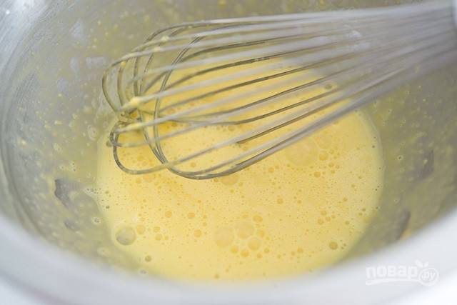 4. В отдельной миске взбейте яйца и желтки с крахмалом.