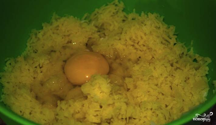 Картофель очистите и отварите. Варить картофель нужно до готовности в подсоленной воды. Затем слейте с него воду и натрите на мелкой тёрке. К этой массе добавьте яйцо и муку, хорошо её перемешайте.