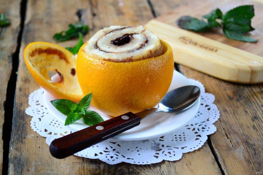 Подавайте десерт прямо в апельсиновой корке, смотрится очень эффектно и празднично.