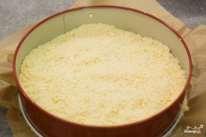 Берем форму для выпечки, смазываем ее маслом и посыпаем сухарями или мукой. Выкладываем  масляно-мучную крошку.