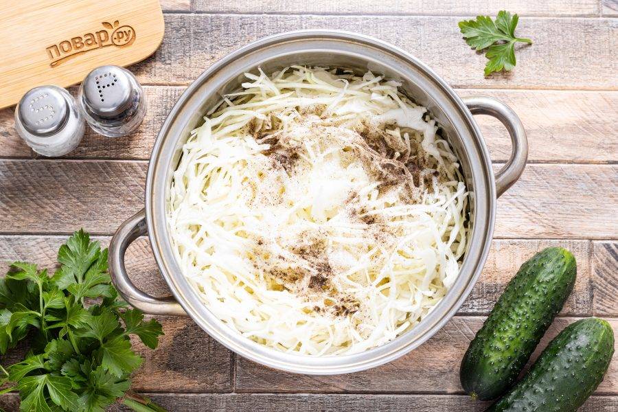 Переложите капусту в кастрюлю. Влейте растительное масло и уксус. Добавьте соль и сахар.