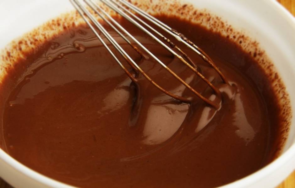 Мешать нужно долго, чтобы проблесков сливок в шоколаде не было.
