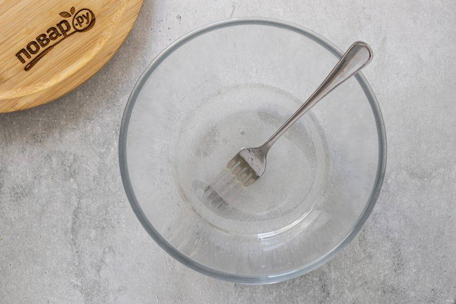 В глубокой миске смешайте с водой растительное масло и соль.