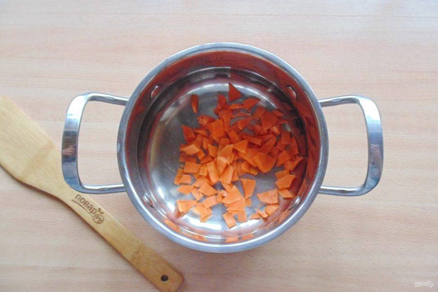 Морковь очистите, помойте, мелко нарежьте или натрите на терке. Выложите в кастрюлю с толстым дном.
