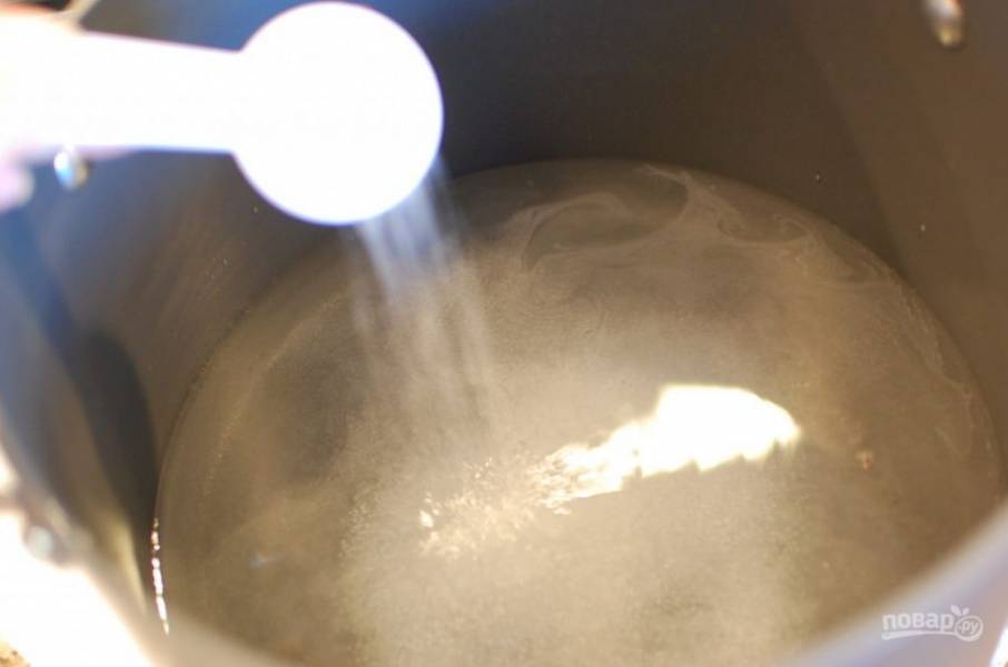 4. В сотейнике соедините воду и уксус, добавьте соль и сахар. Доведите смесь до кипения.