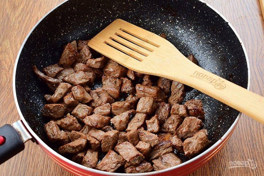 В глубокой сковороде или казане разогрейте масло, обжарьте мясо с двух сторон до румяной корочки.