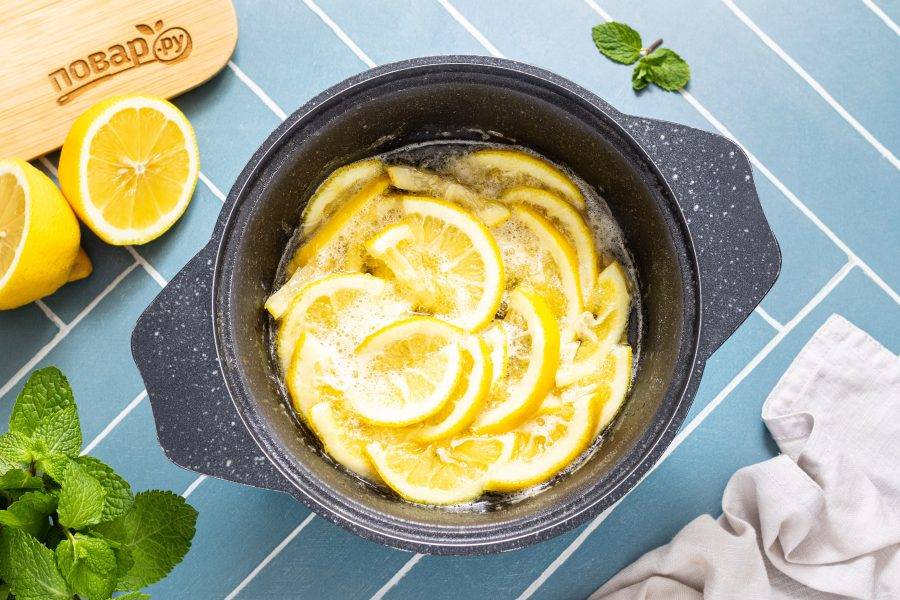 Варите 10 минут на слабом огне.