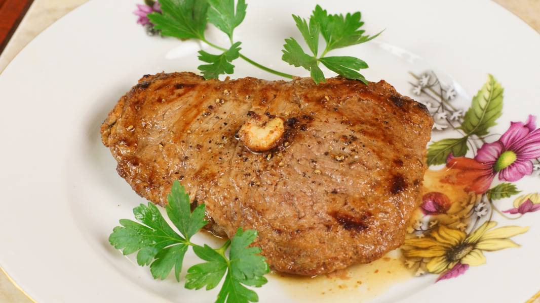 Жареная говяжья вырезка (сочное мясо средней прожарки)
