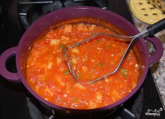 За это время помидоры должны развариться. Если нет - можно измельчить их блендером или толкушкой. Кому как нравится:) Если суп получился густоватым - просто разбавьте его водой до нужной консистенции.