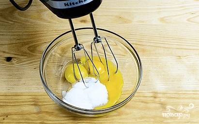 Смешайте миксером желтки с четвертью стакана сахара до единой консистенции. Затем добавьте ванилин и ещё раз взбейте.