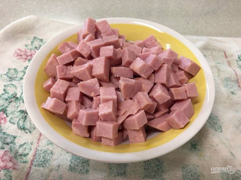 2.	Вареную колбасу нарезаю кубиками, размером 1х1 сантиметр. 