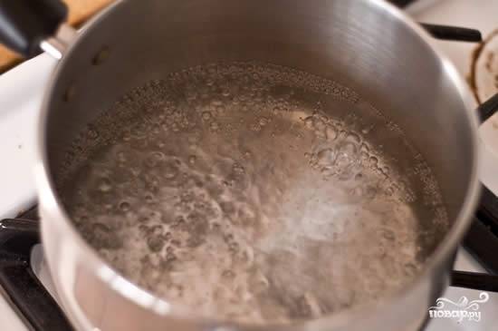 5. В отдельной кастрюльке доведите до кипения воду, подсолите её немного. В рецепте приготовления каши из киноа используйте норму 1 к 1.5 с водой.
