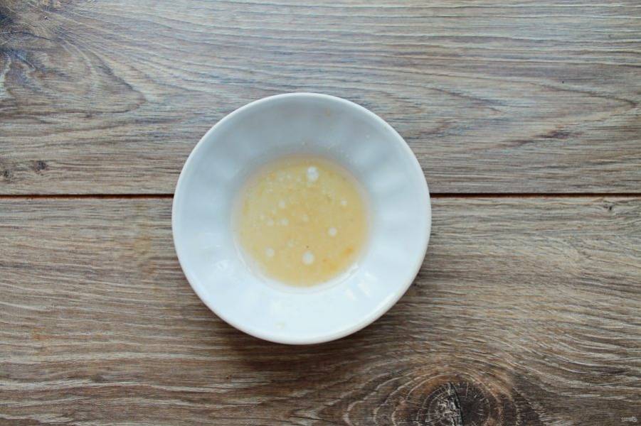 В миске смешайте лимонный сок, мед и растительное масло до однородной эмульсии. Полейте заправкой салат, посолите и сразу подавайте на стол.