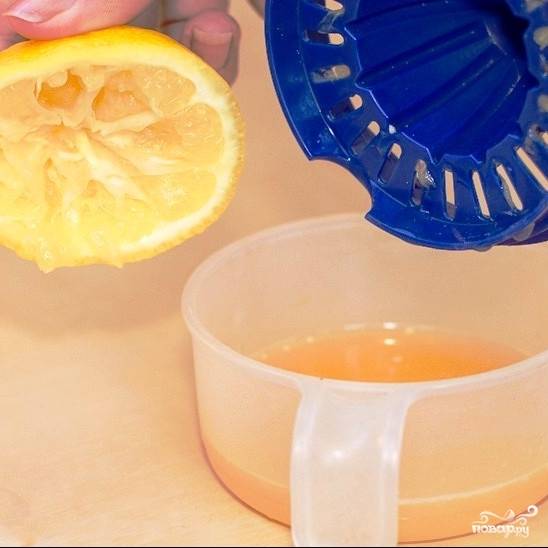 В ту же емкость выжимаем сок половины лимона.