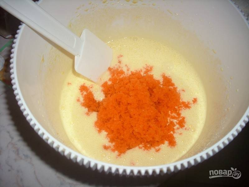 4.	В яичную смесь добавьте морковь, молоко, муку с разрыхлителем и хорошо перемешайте движениями снизу вверх.
