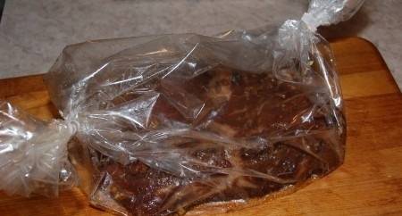Кладем мясо в рукав для запекания и запекаем в духовке, температура 200 градусов.
