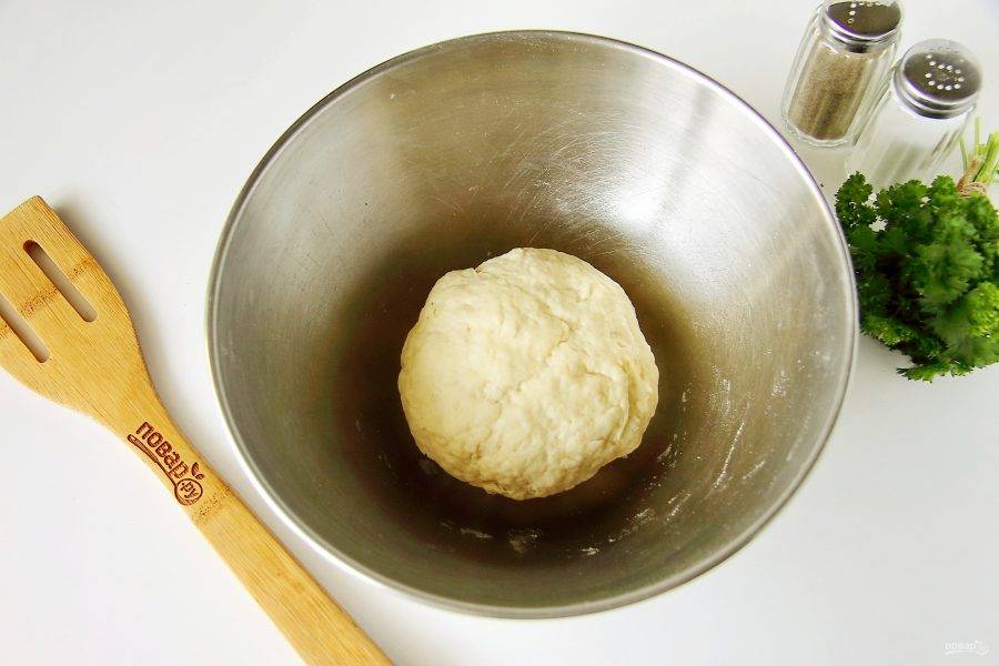 Замесите руками мягкое тесто. Если необходимо в процессе можно добавить еще немного муки. Соберите его в шар, заверните в пищевую пленку и уберите в холодильник на 30 минут.