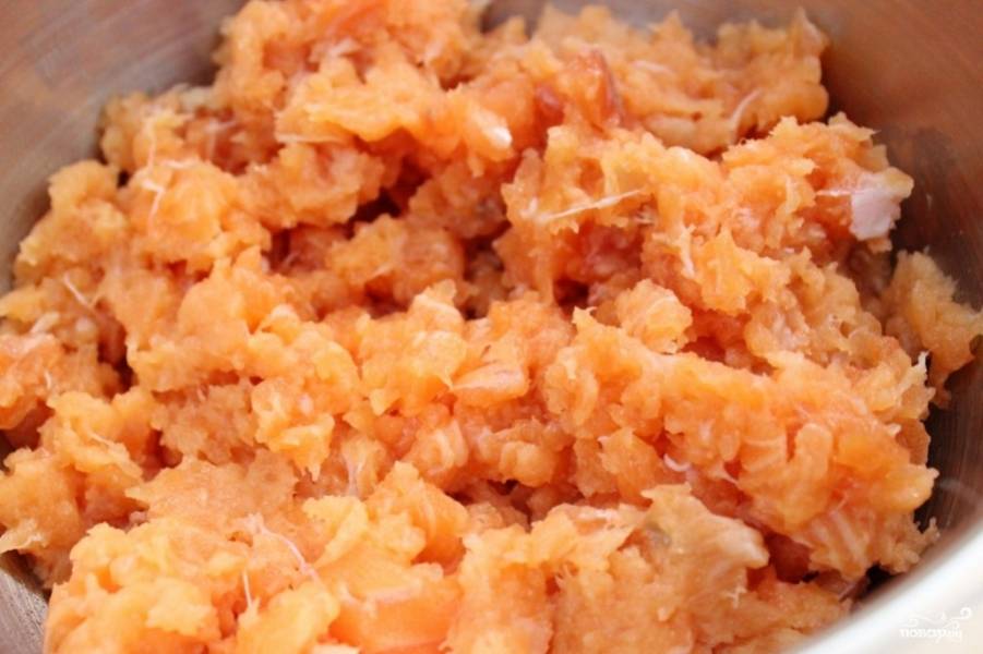 Измельчите лосось в кухонном комбайне.