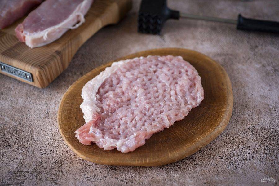 Каждый такой кусочек мяса отбейте кухонным молотком.