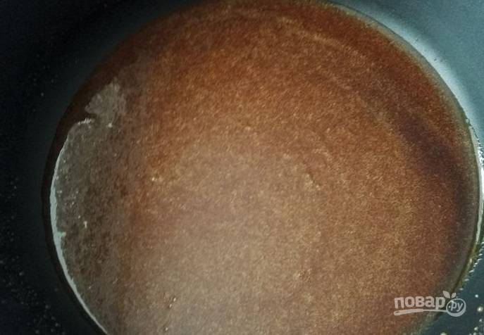 Начните мешать сахар резиновой лопаткой, чтобы он карамелизировался и стал коричневого цвета. 