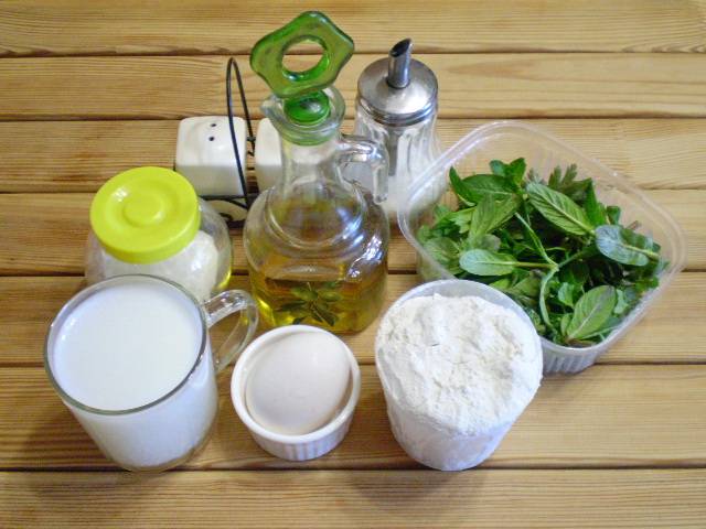 1. Приготовим продукты. В качестве зелени у меня шпинат, мята и петрушка. Набор зелени можно менять по своему вкусу.