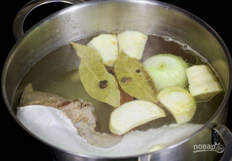 1. В кастрюлю поместите язык, овощи и специи. Залейте водой и поставьте вариться.