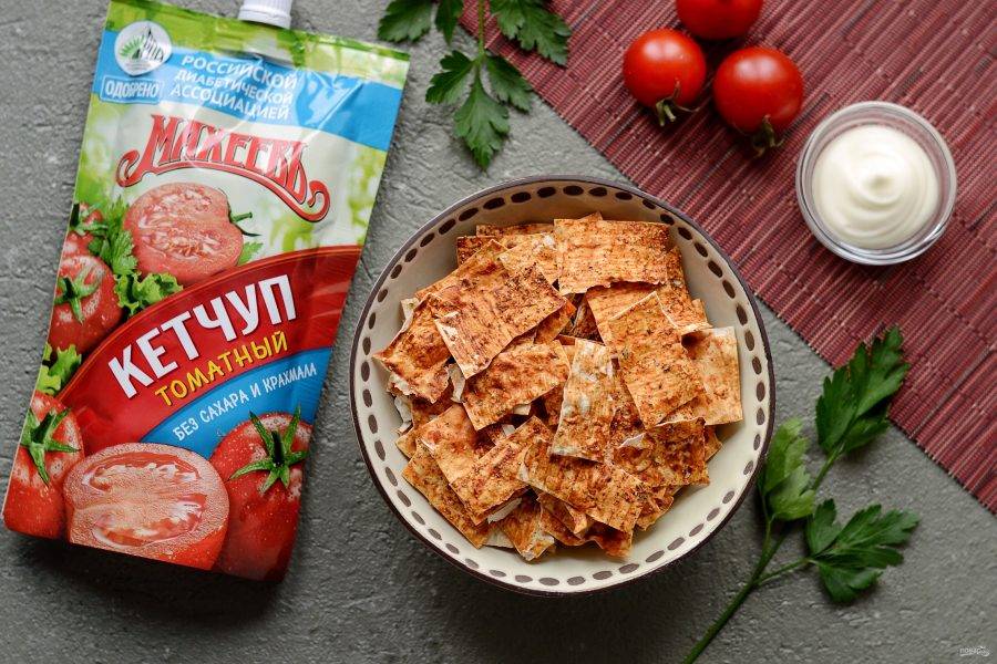 Вот и готовы томатные чипсы из лаваша, приятного аппетита!